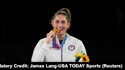 Anastasija Zolotić sa zlatnom medaljom osvojenom nakon pobede u finalu nad ruskom takmičarkom Tatjanom Mininom (Foto: Reuters/USA TODAY Sports/James Lang)