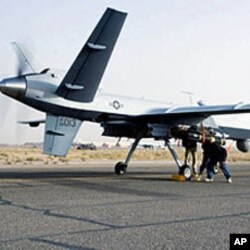 Inspection d'un drone M-Q9 Reaper avant son decollage