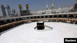 Pemandangan Ka'bah di Masjidil Haram yang hampir kosong dari jamaah, setelah otoritas Saudi menangguhkan umrah di tengah ketakutan corona di kota suci Mekkah, Arab Saudi 6 Maret 2020. (Foto: Reuters)