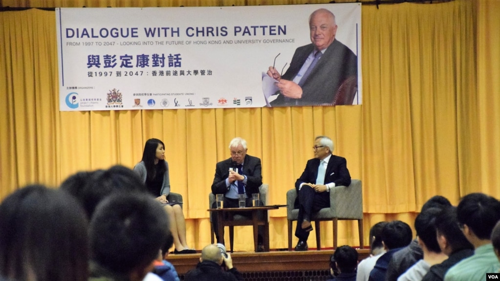 前港督彭定康與香港大專學生對話。 (美國之音湯惠芸攝)