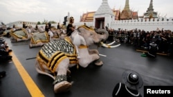 Ayuthaya elephants and mahouts pay their respects at the Royal Palace where Thailand's late king Bhumibol Adulyadej is lying in state, Nov. 8, 2016. 