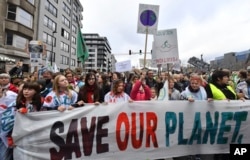A salvar el planeta llamaron manifestantes en Bruselas el domingo 2 de diciembre de 2018.