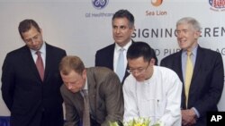 GE ကုမ္ပဏီနှင့် SEA Lion ကုမ္ပဏီတို့ သဘောတူလက်မှတ် ရေးထိုးပွဲတွင်တွေ့ရသည့် လက်ထောက်နိုင်ငံခြားရေးဝန်ကြီး Robert Hormats (ယာစွန်)။ ဇူလိုင် ၁၄၊ ၂၀၁၂