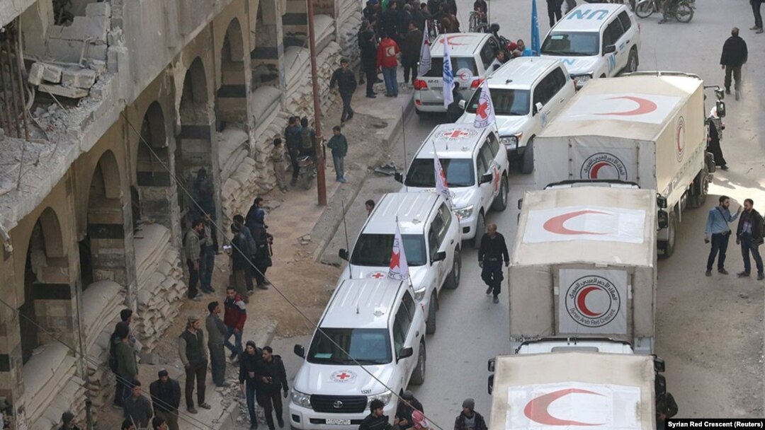 Truk Bulan Sabit Merah Suriah dan mitra kemanusiaan lainnya terlihat di Ghouta, Suriah, 5 Maret 2018. (Foto: dok).