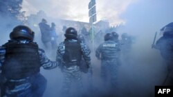 烏克蘭防暴警察在首都基輔跟抗議者發生衝突。