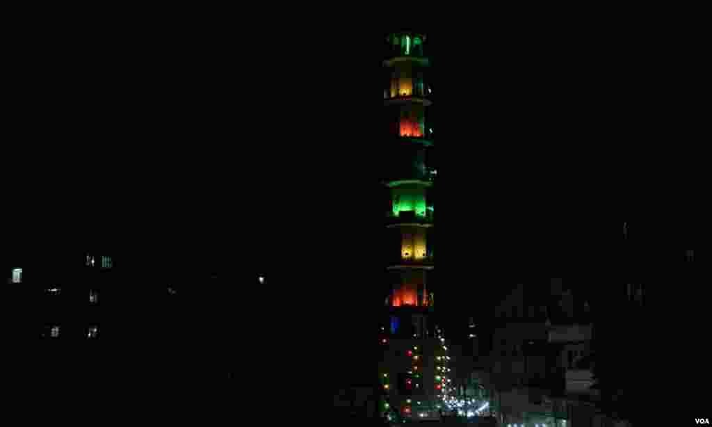&nbsp;رنگ برنگی لائٹس سے سجی لیاقت آباد کی ایک مسجد کا مینار
