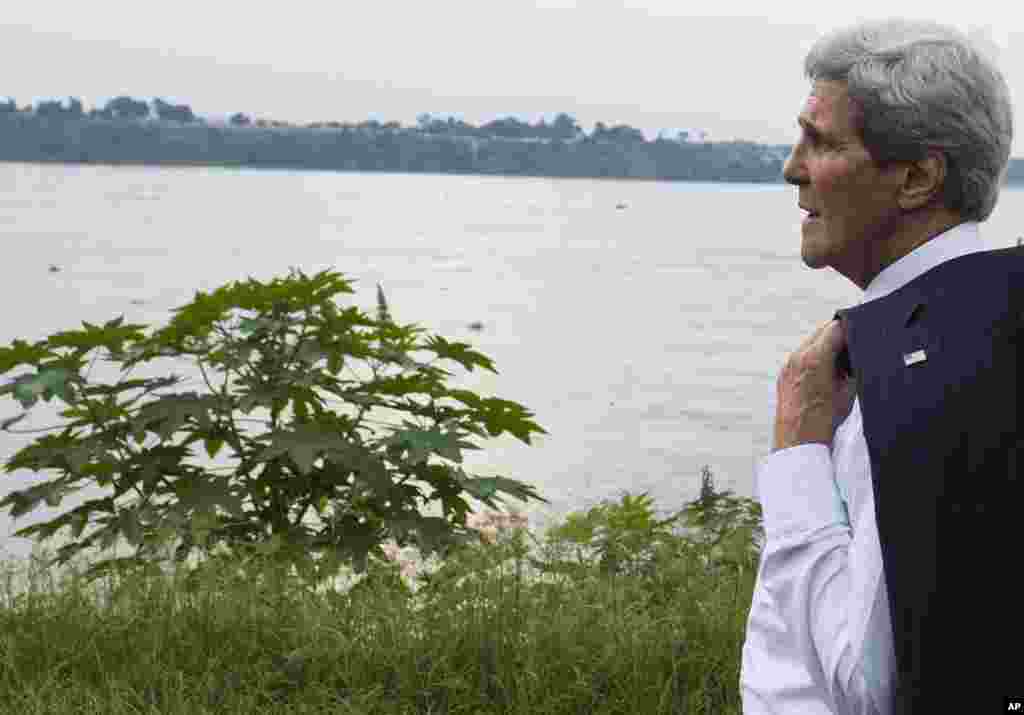 U.S. Secretary of State John Kerry walks by the Congo River near the U.S. Chief of Mission Residence in Kinshasa, DRC, May 3, 2014.