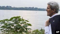 M. Kerry sur les berges du Congo, près de l'ambassade américaine à Kinshasa