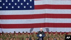 امریکی نائب صدر نے بگرام ایئربیس پر جہازوں کے ایک ہینگر میں لگ بھگ 500 امریکی فوجی اہلکاروں سے خطاب کیا۔ 