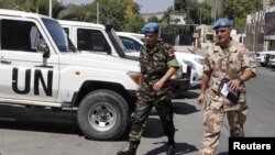 Members of the United Nations observers mission in Syria, who have left their bases in the province of Homs in Central Syria, return to their hotel in Damascus on August 20, 2012.