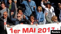 Des manifestants marchent derrière des bannières du 1er mai à Marseille, France, le 1er mai 2017.