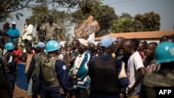 Les Casques bleus de la Mission de l’ONU en Centrafrique (Minusca) déployés lors d’une manifestation réclamant les élections dans le quartier à Bangui, le 13 décembre 2015.
