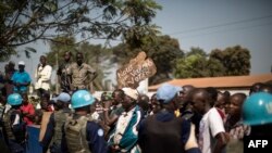 Des manifestants portent une banderole réclamant des élections au quartier PK5 à Bangui, 13 décembre 2015.