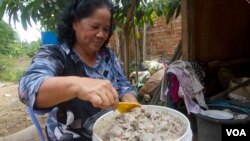 អ្នកស្រី ហា កុំ រស់នៅ​ក្បែរ​ដង​ទន្លេ​មេគង្គ​ក្នុង​ខេត្តស្ទឹងត្រែង​ ហើយ​អ្នកស្រី​ជា​អ្នកលក់​ប្រហុក​ធំ​ជាងគេ​ក្នុង​ខេត្ត​មួយ​នេះ។ (ស៊ុន ណារិន/VOA) 