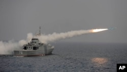 이란 해군이 지난 2010년 3월 신형 자마란 구축함에서 자체 제작한 누르 장거리 함대함 미사일 발사훈련을 실시했다. (자료사진)