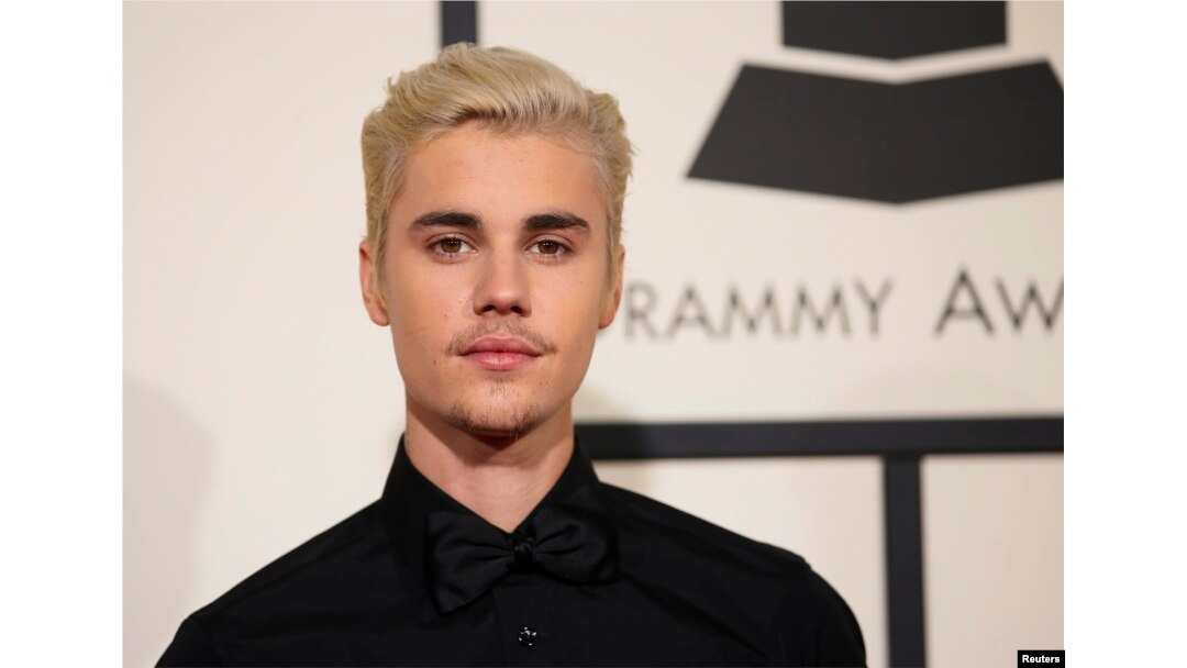 Singer Justin Bieber arrives at the 58th Grammy Awards in Los Angeles, California, Feb. 15, 2016.