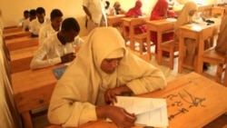 Sebuah sekolah di Somalia sedang melaksanakan ujian tertulis. (Foto: Courtesy/Radio Mogadishu)