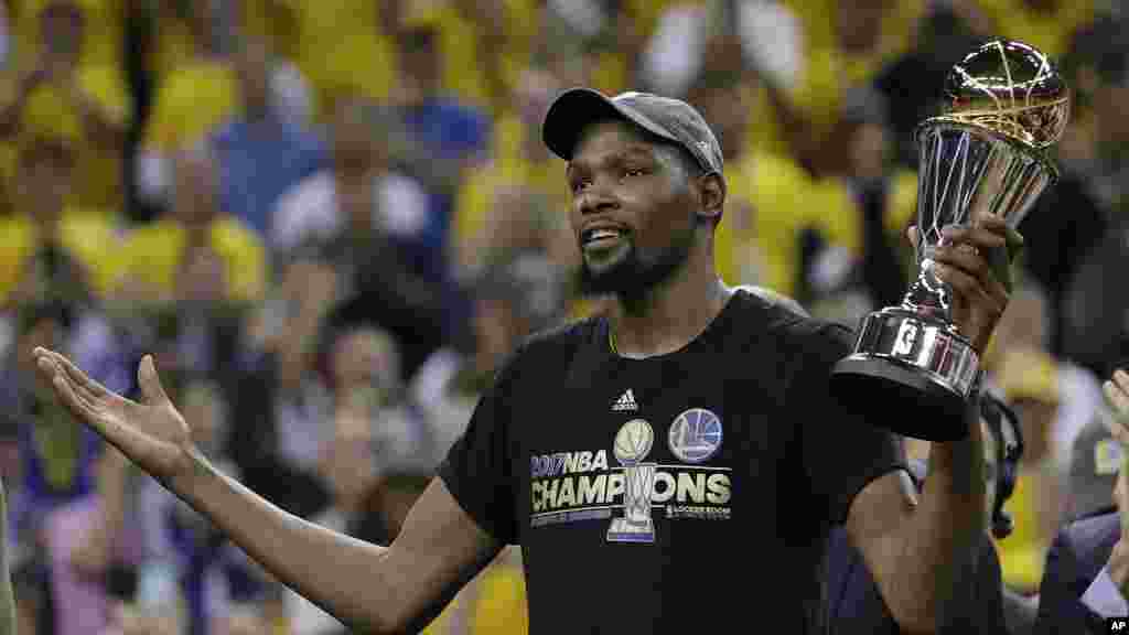 Kevin Durant porte son trophée à Oakland, en Californie, 12 juin 2017.