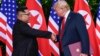 Pemimpin Korea Utara Kim Jong Un dan Presiden AS Donald Trump dalam pertemuan pertama di Singapura, 12 Juni 2018 - atau tepat setahun lalu (foto: dok). 