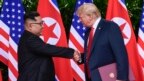 Tư liệu- TT Hoa Kỳ Donald Trump bắt tay với Lãnh tụ Triều Tiên Kim Jong Un trước thềm cuộc gặp thượng đỉnh hai nước lần thứ nhất tại Singapore. 