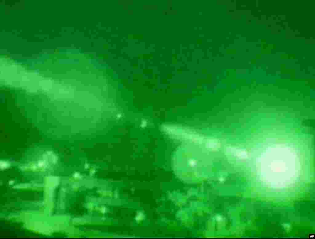 2003年3月20日，电视画面显示，美国空袭伊拉克首都巴格达市中心期间，右边位置闪现亮光，亮光随即暗淡，浓烟立刻升起。