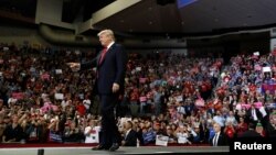 El presidente Donald Trump habla en un mitin de campaña en Council Bluffs, Iowa, el martes 9 de octubre de 2018. Reuters/Leah Millis.