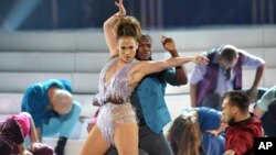 Jennifer Lopez saat tampil dalam acara American Music Awards tahun lalu (foto: dok).