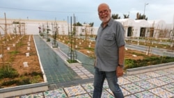 L'artiste algérien Rachid Koraichi est photographié au "Jardin d'Afrique", un cimetière du sud de la Tunisie pour les migrants qui se sont noyés.