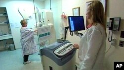 Seorang perempuan melakukan uji mamogram.