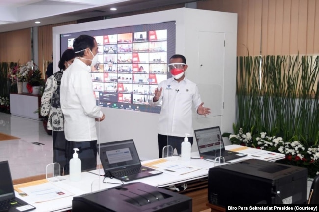 Presiden Joko Widodo dan Menteri Keuangan Sri Mulyani mendengar penjelasan Menteri Investasi Bahlil Lahadia mengenai sistem perizinan online terpadu (OSS) di Jakarta, Senin, 9 Agustus 2021. (Foto: Biro Pers Sekretariat Presiden)