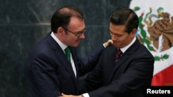 Mexico's President Enrique Pena Nieto shakes hands with former Finance Minister Luis Videgaray during the announcement of new cabinet members at Los Pinos presidential residence in Mexico City, Mexico, Sept. 7, 2016. 