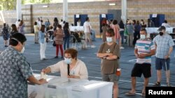 Una mujer deposita su voto durante las elecciones presidenciales chilenas, en Santiago, el 21 de noviembre de 2021.