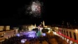 Warga Palestina menyalakan lampu pohon Natal di Lapangan Palungan (Manger Square), di luar Gereja Kelahiran Yesus (Church of the Nativity) di Bethlehem, tepi Barat yang dikuasai Israel, 4 Desember 2021. (REUTERS/Mussa Qawasma)