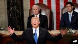 Presiden Amerika Serikat Donald Trump (depan) saat menyampaikan pidato kenegaraan State of The Union di hadapan Kongres Amerika di Gedung Capitol, Washington DC, 30 Januari 2018. (Foto: dok) 