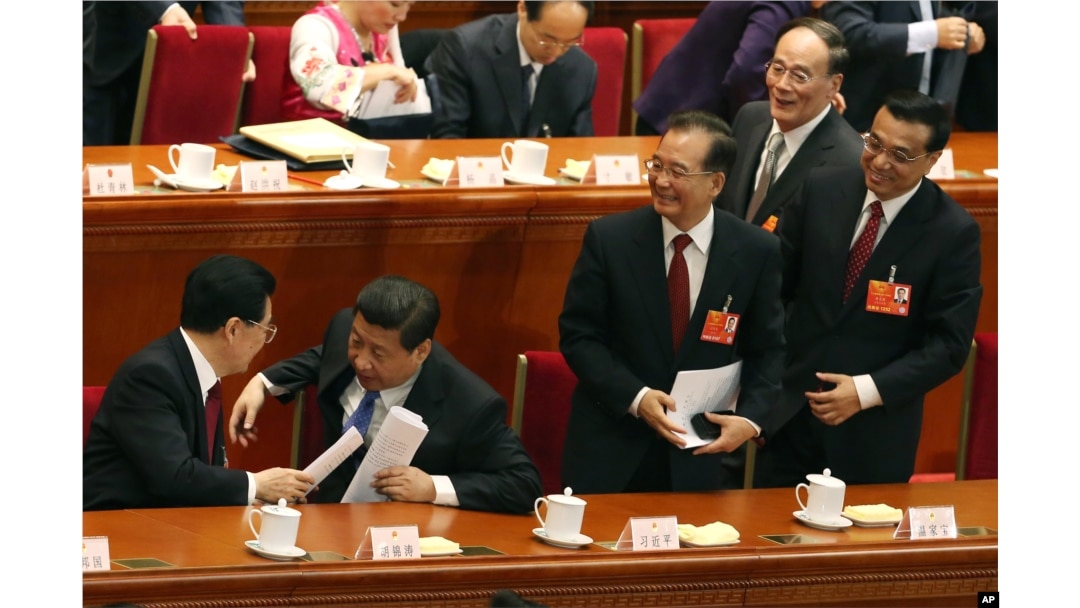 2013年3月5日,中国人大会议开幕式之后,习近平、李克强、王岐山和胡锦涛、温家宝。