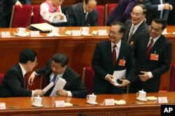 2013年3月5日，中国人大会议开幕式之后，习近平、李克强、王岐山和胡锦涛、温家宝。