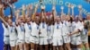 تیم ملی ایالات متحده پس از پیروزی در مسابقه فینال فوتبال جام جهانی زنان مقابل تیم هلند در حومه لیون، فرانسه - ۷ ژوئیه ۲۰۱۹