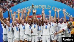Les Américaines célèbrent leur titre de championnes du monde, France, le 7 juillet 2019.