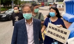 香港民主党创始人李柱铭4月18日获保释后离开中区警署。（美国之音汤惠芸拍摄）
