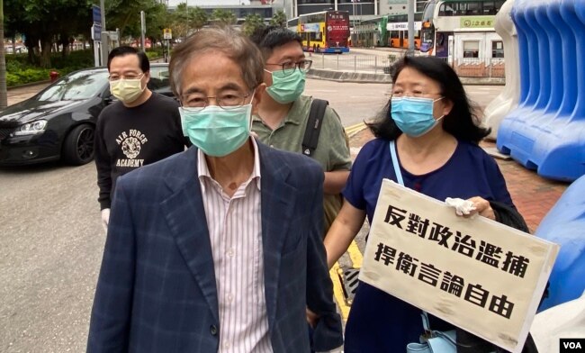 香港民主党创党主席李柱铭4月18日下午保释离开中区警署，多名党友到场声援 (美国之音/汤惠芸）