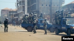 Anti-riot policemen deploy across Conakry to separate rival gang fighters, March 1, 2013.