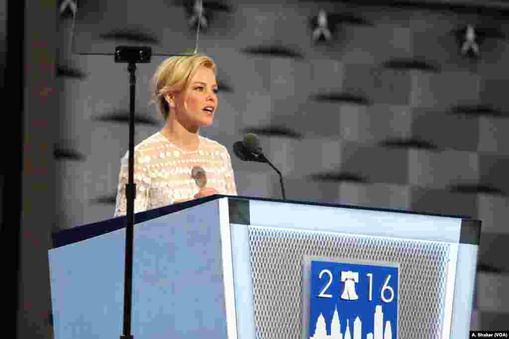 Actress Elizabeth Banks speaks on the second day of the Democratic National Convention in Philadelphia, July 26, 2016 (A. Shaker/VOA)
