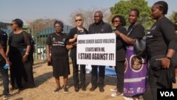 Richard Msowoya, président de l'Assemblée nationale malawite, participe à une marche de protestation contre les violences domestiques, Lilongwe, Malawi, le 14 septembre 2017. (L Masina/VOA)