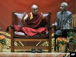 En 2011, el Dalai Lama renunció a su rol como jefe político del Tibet para dedicarse solo a su liderazgo espiritual.