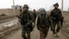 ایک افغان مترجم افغانستان میں سال2009 میں امریکی فوج کے ہمراہ ہے (فائل: رائٹرز)