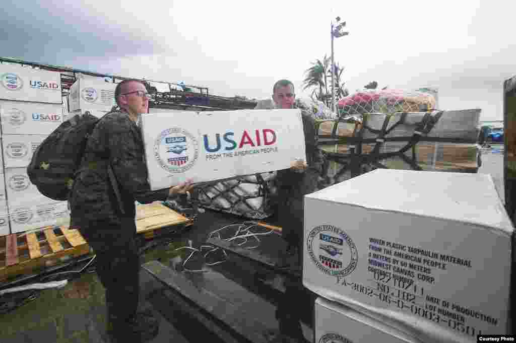 Marines load supplies onto a forklift at Tacloban Air Base in support of Operation Damayan, Tacloban, Philippines, Nov. 14, 2013. (U.S. Navy photo by Mass Communication Specialist 3rd Class Ricardo R. Guzman/RELEASED)