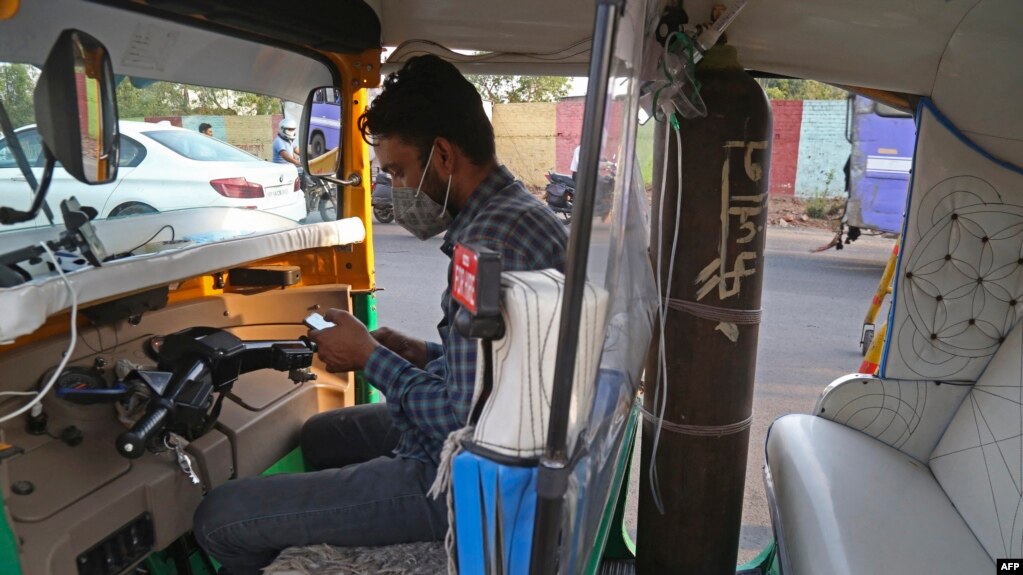 بھارت میں مریضوں کو آکسیجن فراہم کرنے والی رکشہ ایمبولینس