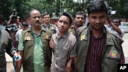 Các trinh sát Bangladesh hộ tống Sumon Hossain Patwari ở Dhaka, ngày 16 tháng 6 năm 2016.