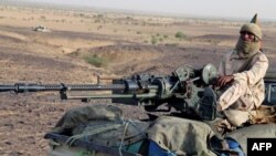 Un combattant touareg de la Coordination des mouvements de l'Azawad (CMA) debout sur un pick-up avec une mitraillette près de Kidal, dans le nord du Mali, le 28 septembre 2016.