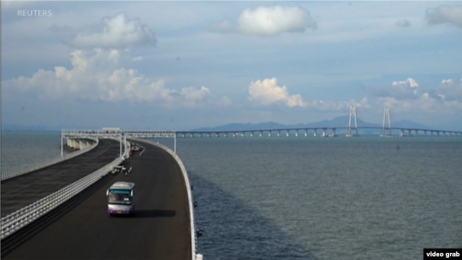 耗资千亿多港元，创多项工程记录的港珠澳大桥10月23日正式开通。（视频截图）